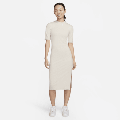 【Nike】Essential mini swoosh midi dress 半袖 ワンピース ♪ Nike Essential mini swoosh midi dress in baroque brown